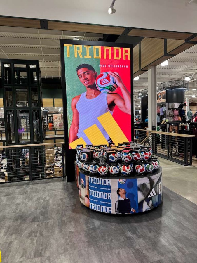 Innovati LED digital signage installation at retail